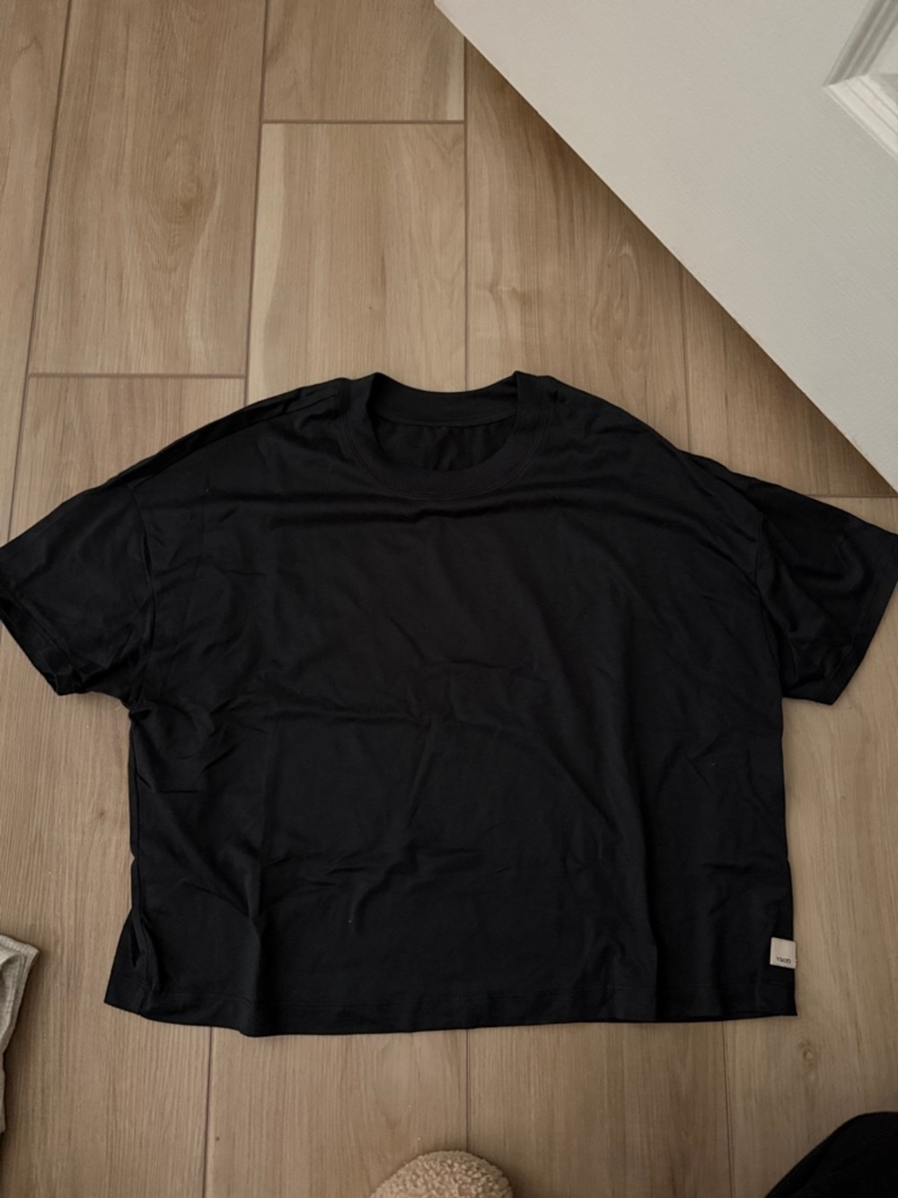Vuori cropped black t shirt